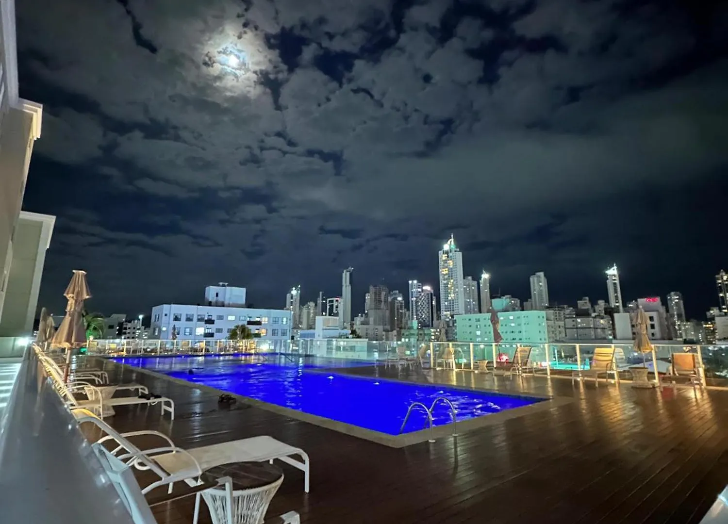 Piscina, Suite, Garagem Privativa! Excelente Apto! Balneário Camboriú 0*,  Brazylia